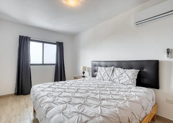 Ocean View With Scenic Balcony, Well-equipped Kitchen, Internet & W/d Сasa de vacaciones